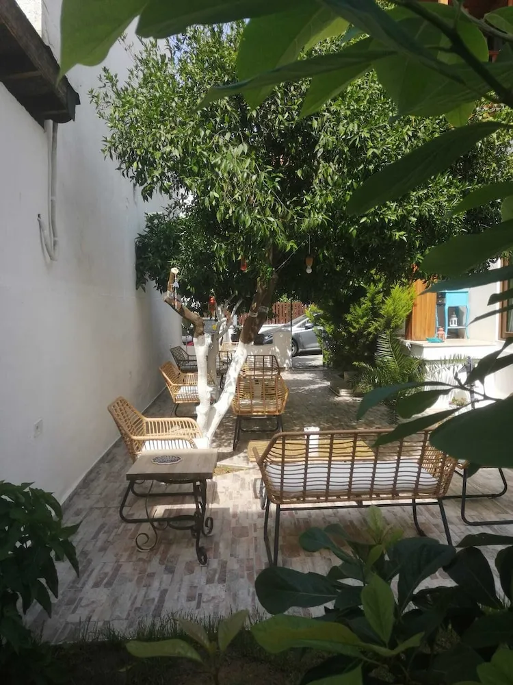 Lacivert Otel Akyaka