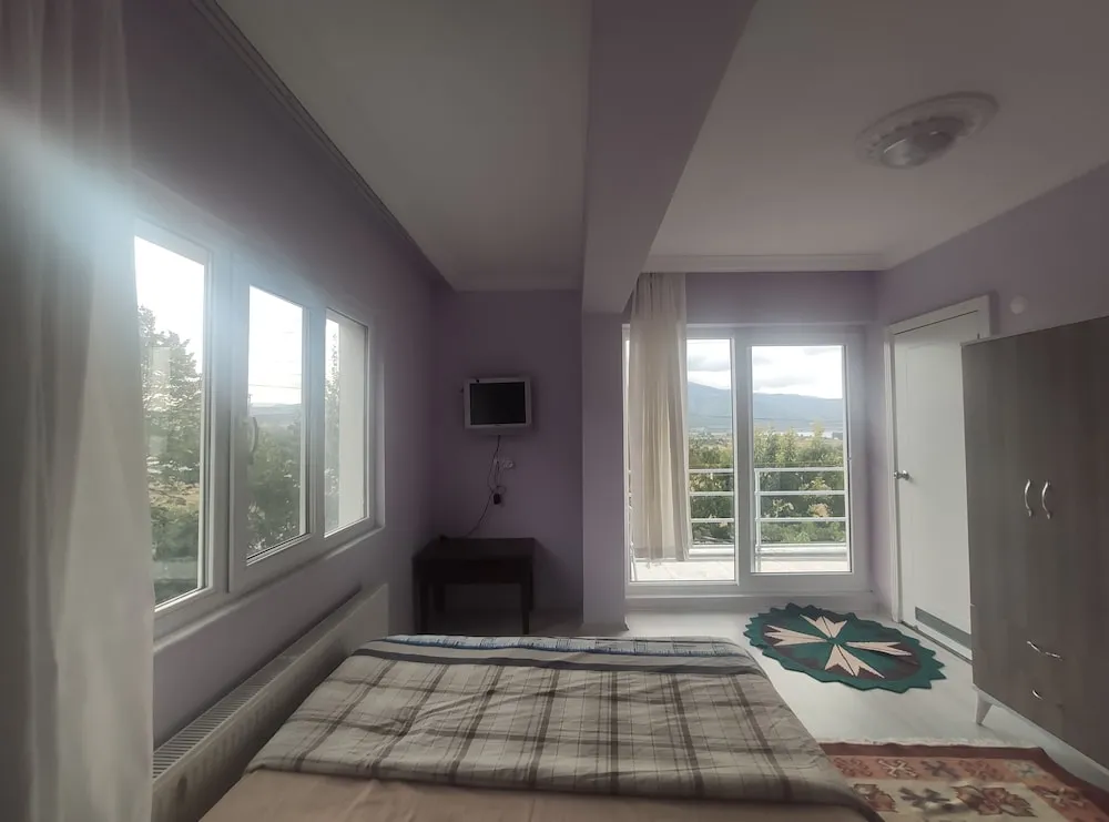 Classic Tek Büyük Yataklı Oda, 1 Büyük (Queen) Boy Yatak, Balkon/Veranda, Göl Manzaralı