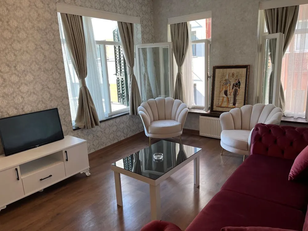 Tarihi Binada Deniz Manzarali Suit