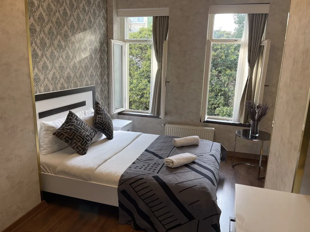 Design Üç Kişilik Oda, Bahçe Manzaralı