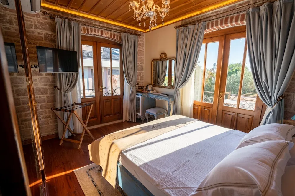 Superior Partial Sea View