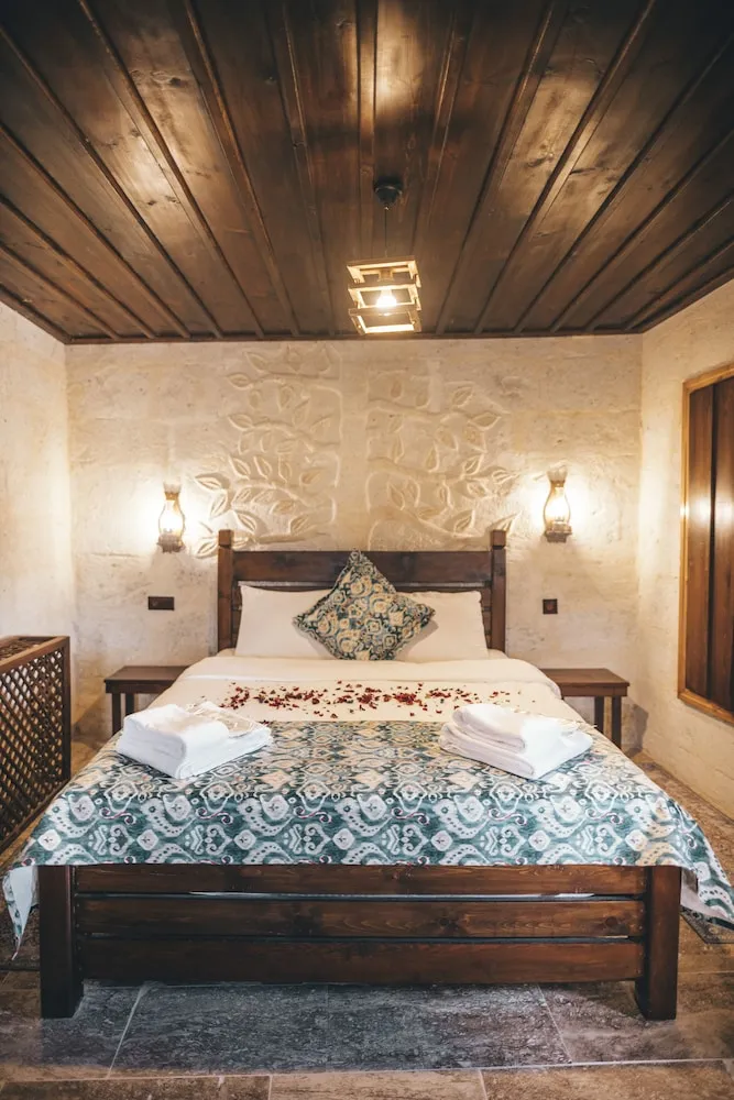 Stone Deluxe Jacuzzi Room-3