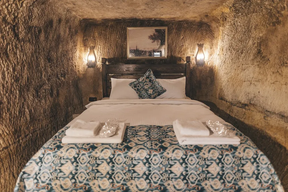 Cave Jacuzzi Deluxe room-4