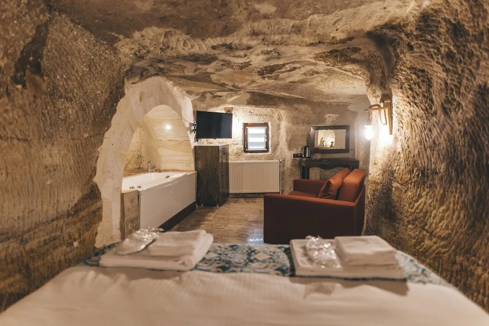Cave Jacuzzi Deluxe room-4