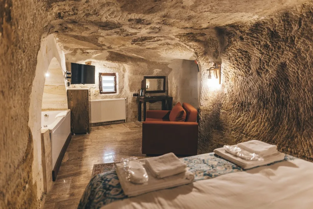 Cave Jacuzzi Deluxe room-4