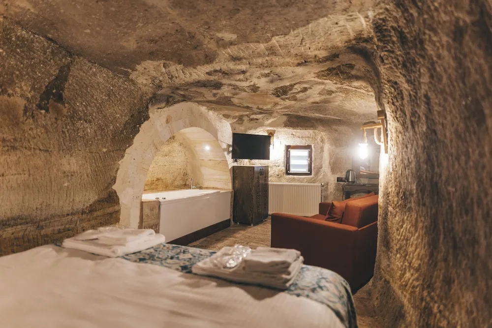 Cave Jacuzzi Deluxe room-4