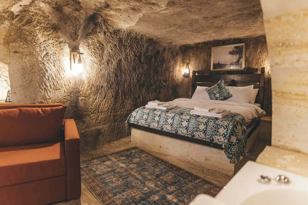 Cave Jacuzzi Deluxe room-4