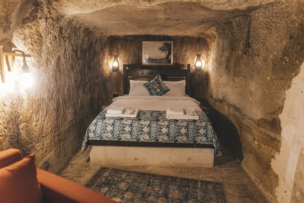 Cave Jacuzzi Deluxe room-4