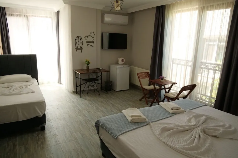 Family Oda, Birden Çok Yatak, Sigara İçilmez, Havuz Manzaralı