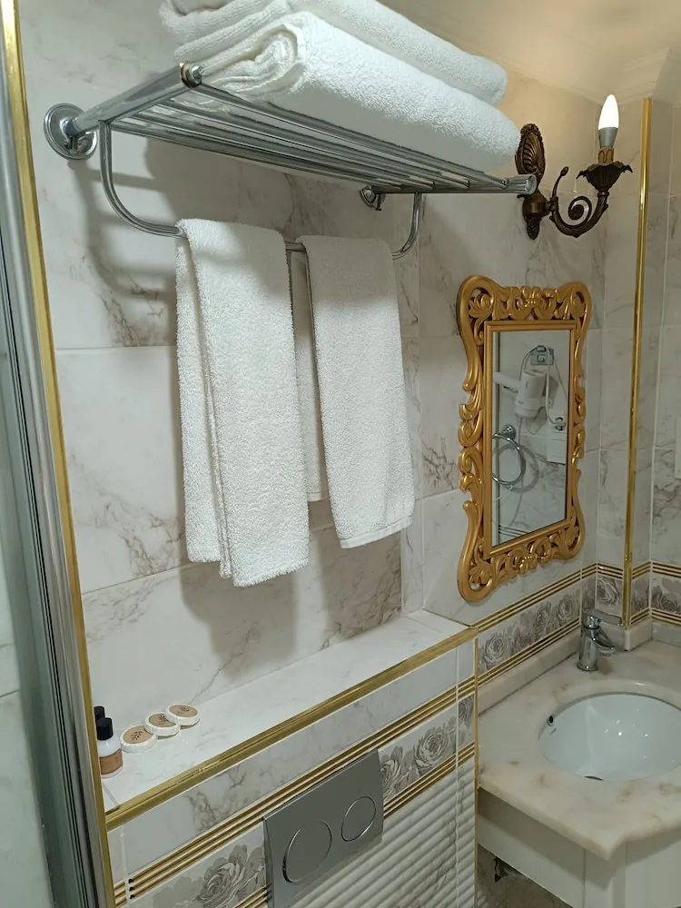 Üç Kişilik Oda