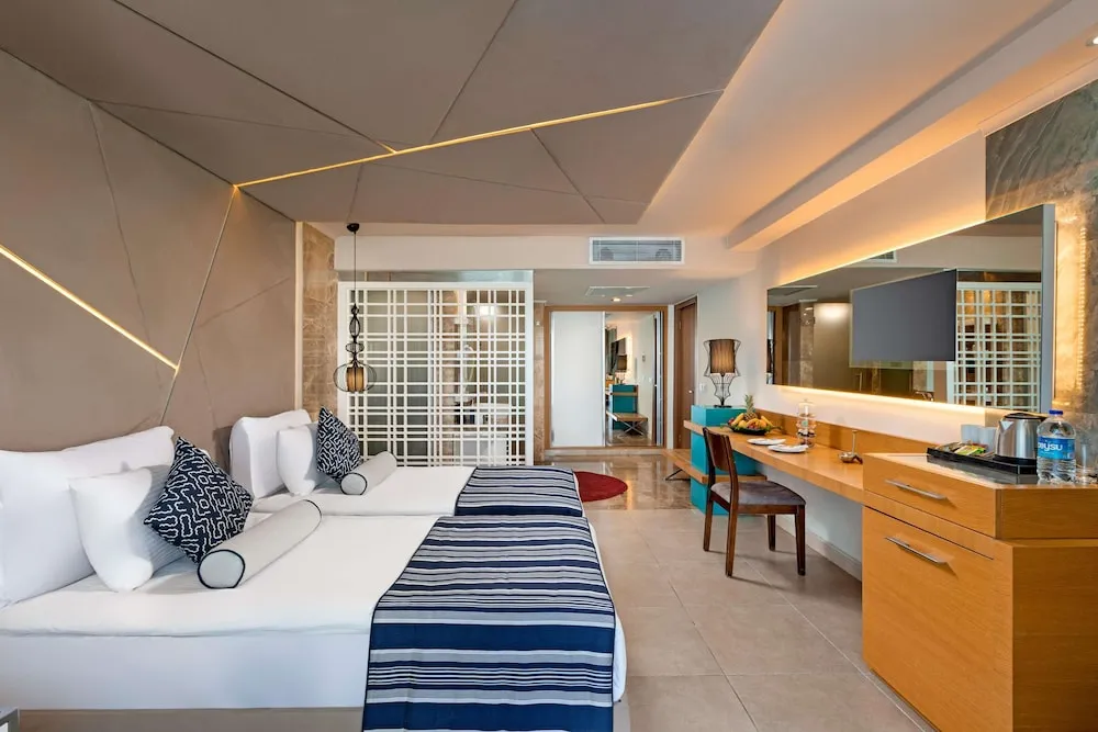 Swim Up Room