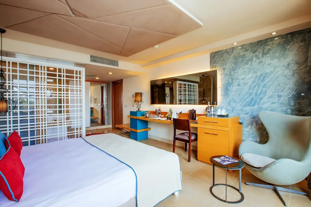 Swim Up Room