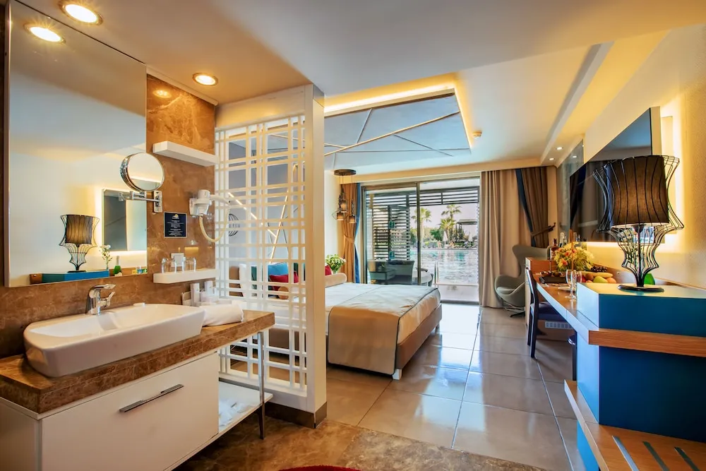 Swim Up Room