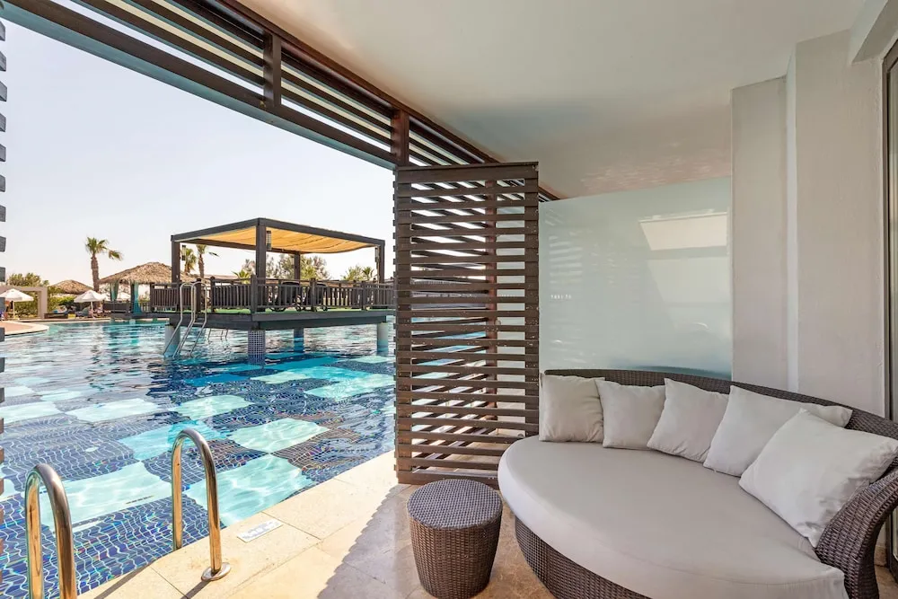 Swim Up Room