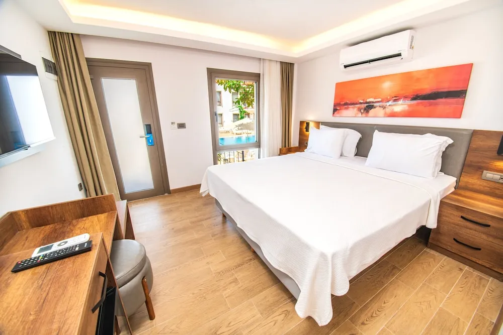 Deluxe Tek Büyük Yataklı Oda, Havuz Manzaralı