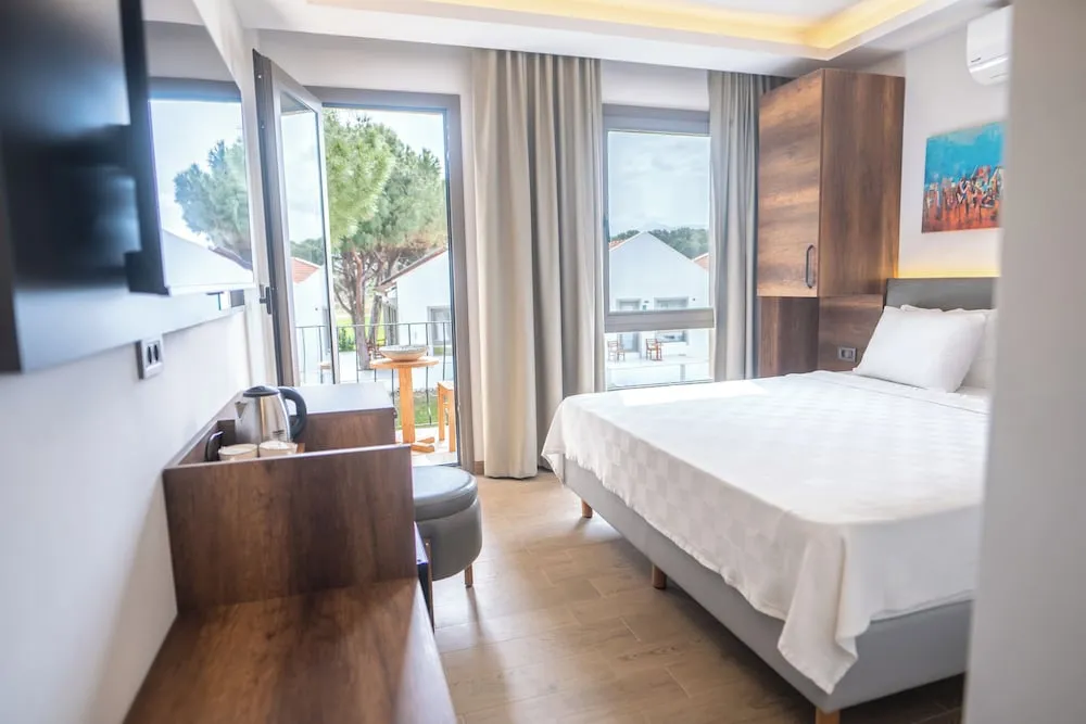 Deluxe Tek Büyük Yataklı Oda, Havuz Manzaralı