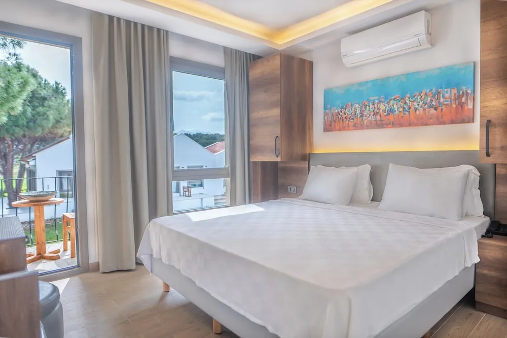 Deluxe Tek Büyük Yataklı Oda, Havuz Manzaralı