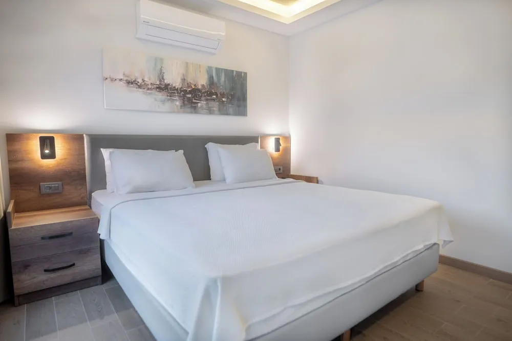 Deluxe Tek Büyük Yataklı Oda, Havuz Manzaralı