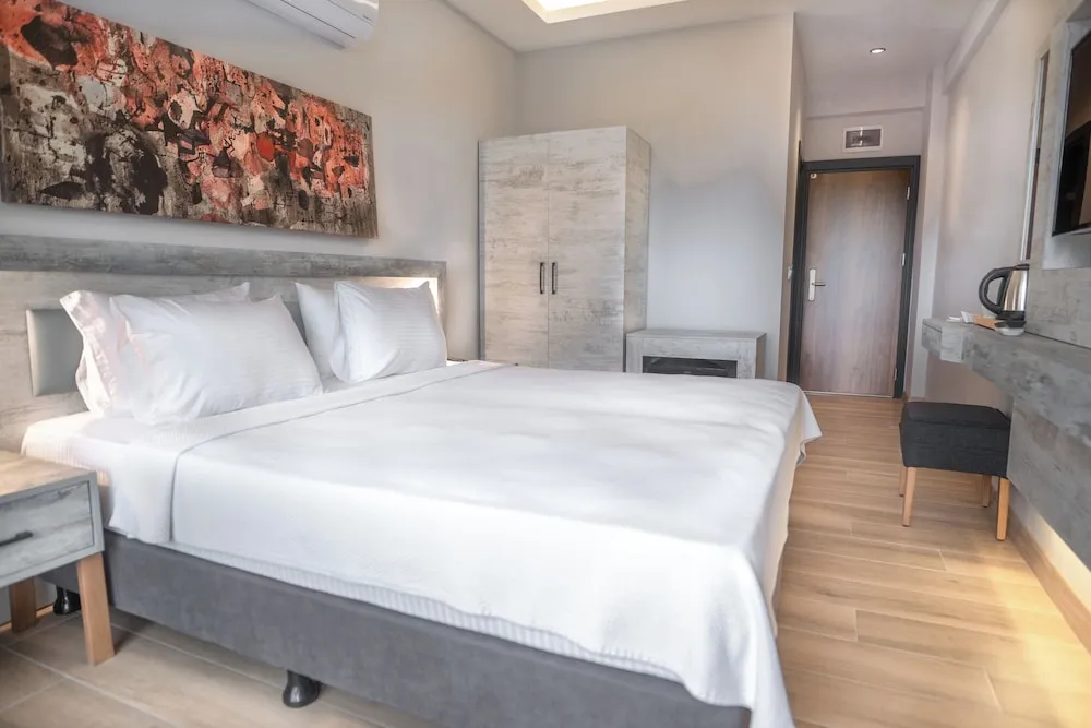 Deluxe Tek Büyük Yataklı Oda, Havuz Manzaralı