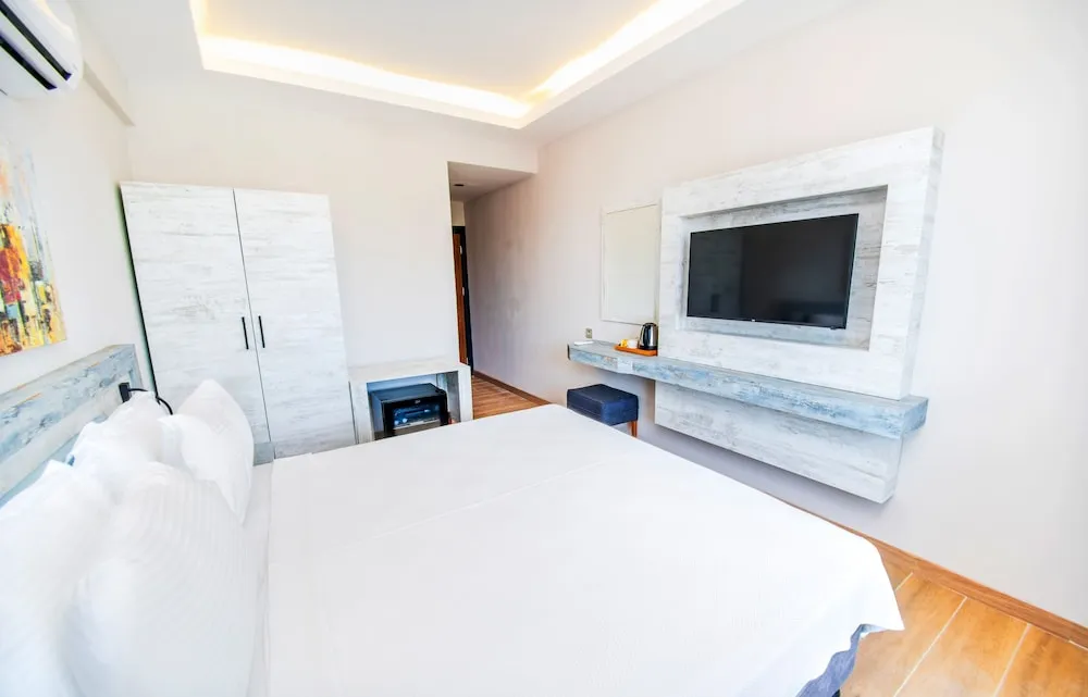Deluxe Tek Büyük Yataklı Oda, Havuz Manzaralı