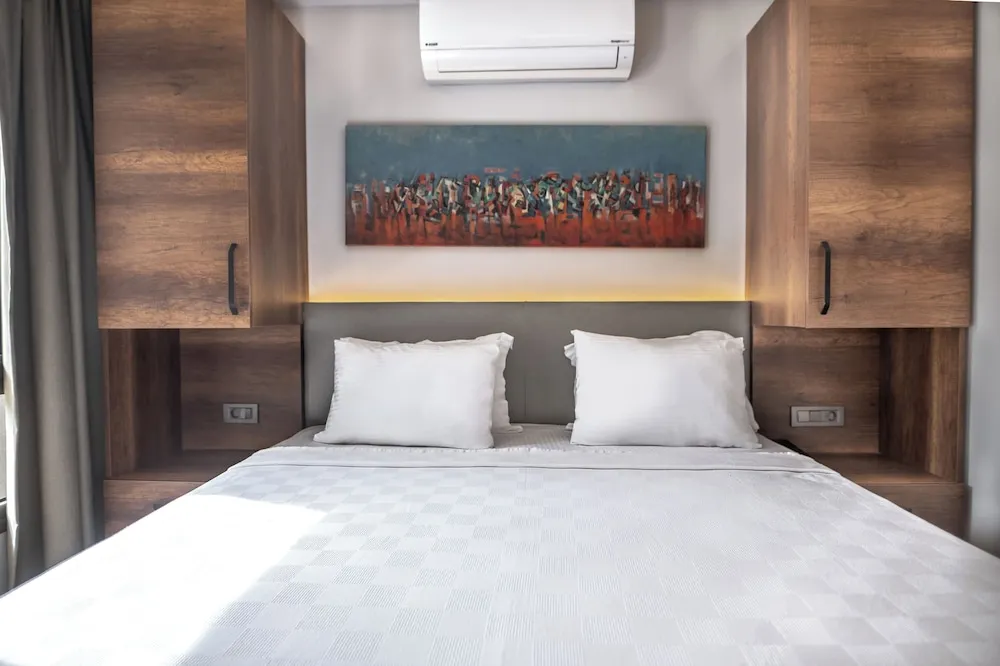 Deluxe Tek Büyük Yataklı Oda, Havuz Manzaralı