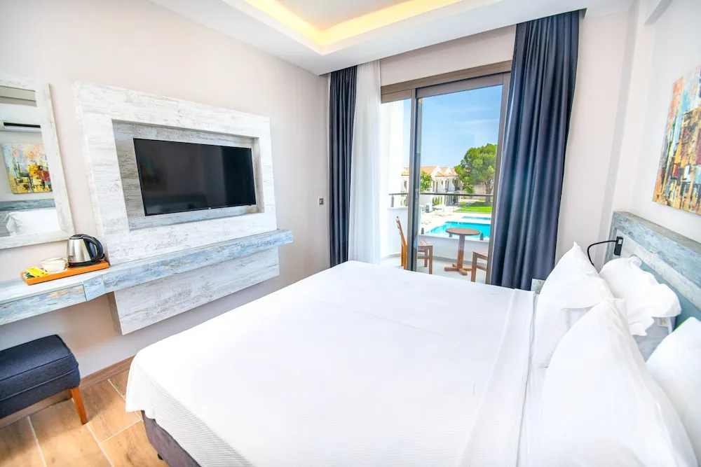 Deluxe Tek Büyük Yataklı Oda, Havuz Manzaralı