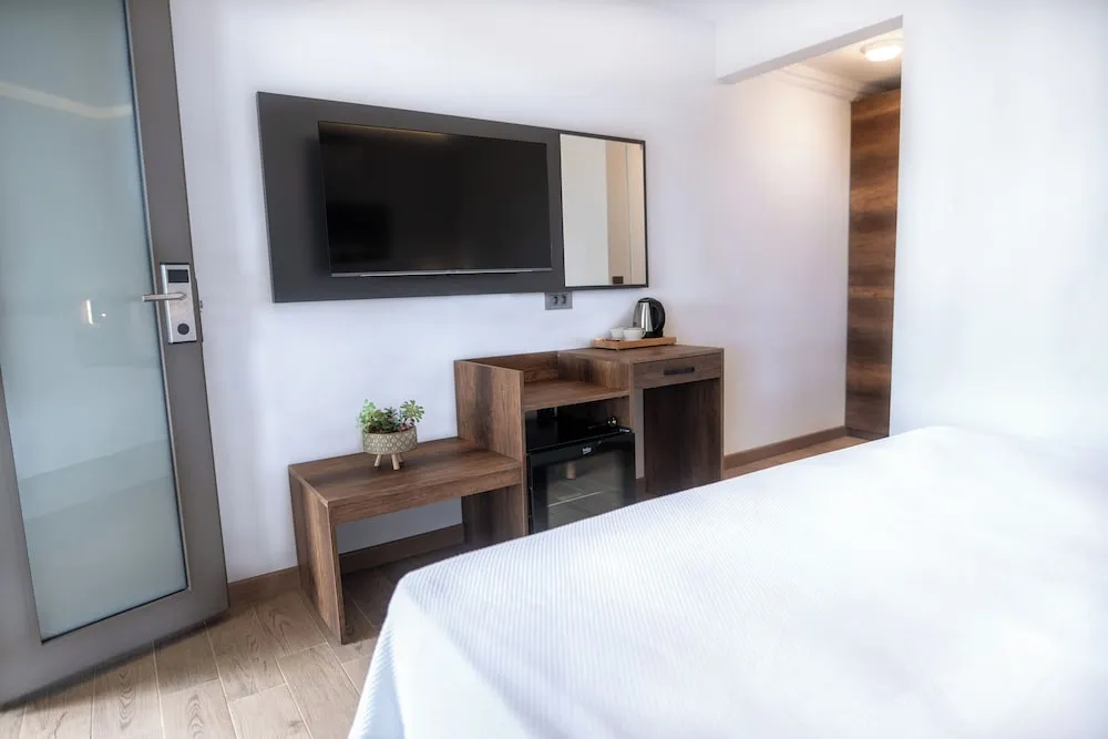 Deluxe Tek Büyük Yataklı Oda, Havuz Manzaralı