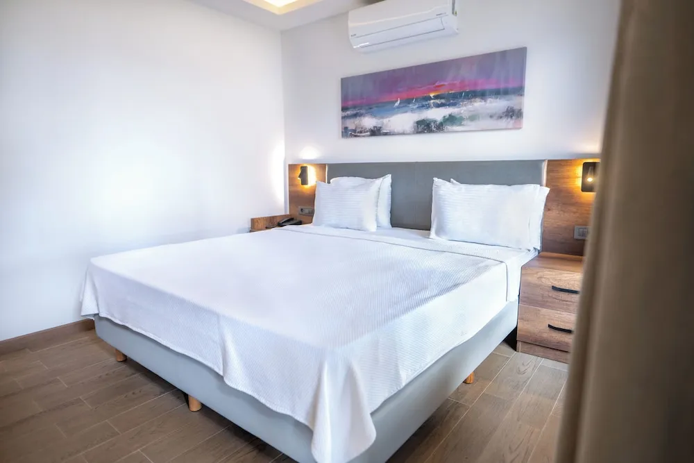 Deluxe Tek Büyük Yataklı Oda, Havuz Manzaralı