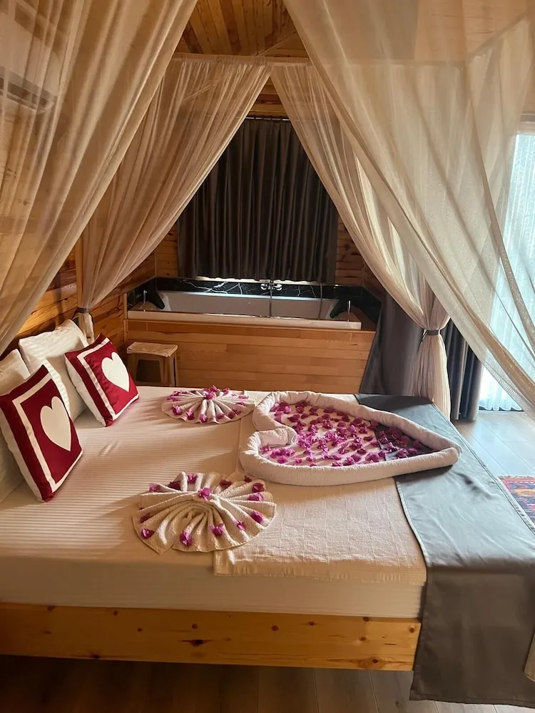 Romantic Tek Büyük Yataklı Oda
