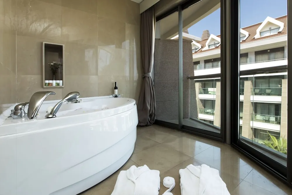 Deluxe Jacuzzi Diamond Service