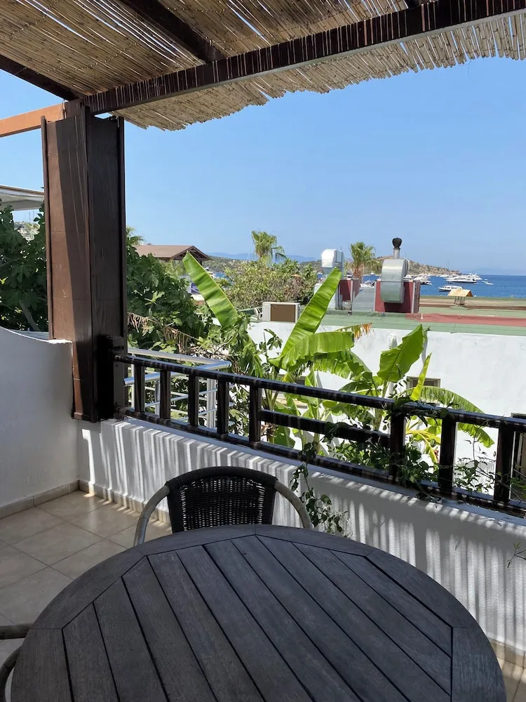Luxury Tek Büyük Yataklı Oda, Kısmi Deniz Manzaralı