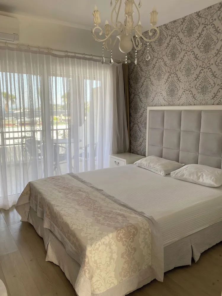Luxury Tek Büyük Yataklı Oda, Kısmi Deniz Manzaralı