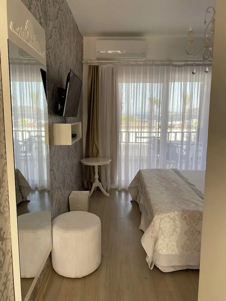 Luxury Tek Büyük Yataklı Oda, Kısmi Deniz Manzaralı