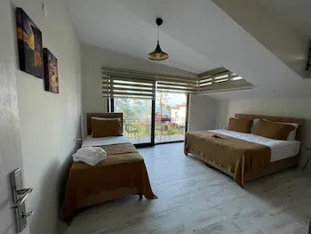 Lalezar Sea & Garden Hotel