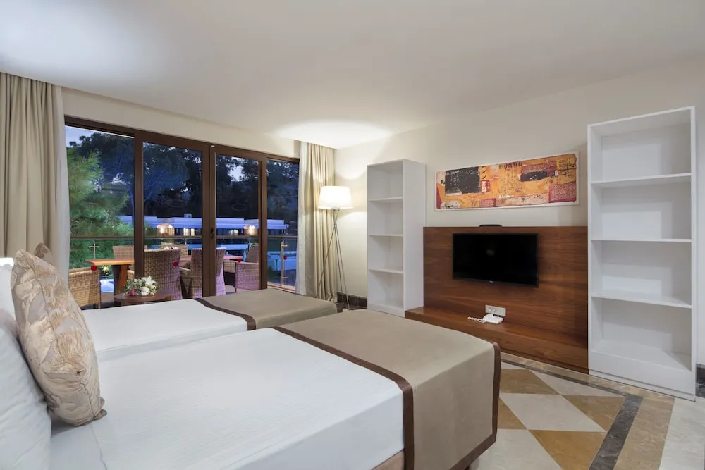 Lagoon Family Suite with One Bathroom