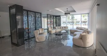 Lake Life Hotel