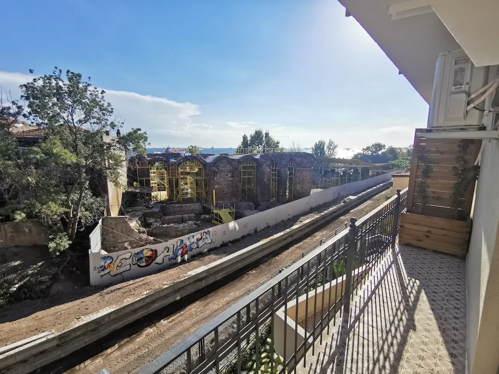 KALE VE DENIZ MANZARALI BALKONLU UC KISILIK ODA