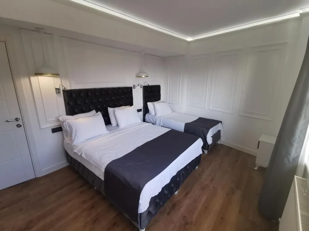 KALE VE DENIZ MANZARALI BALKONLU UC KISILIK ODA