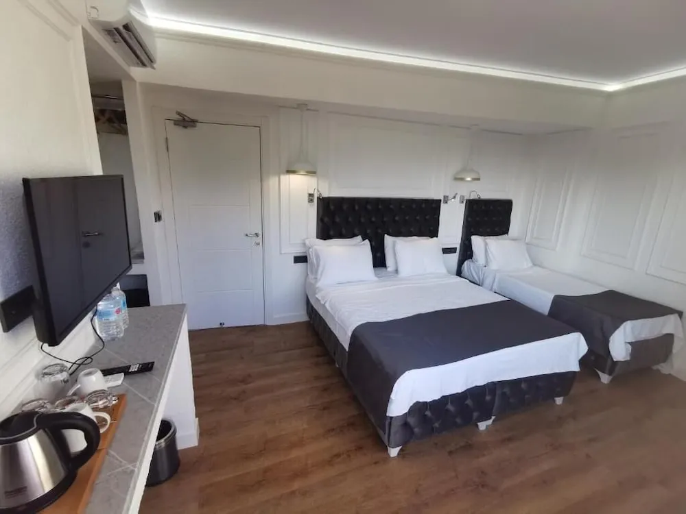 KALE VE DENIZ MANZARALI BALKONLU UC KISILIK ODA