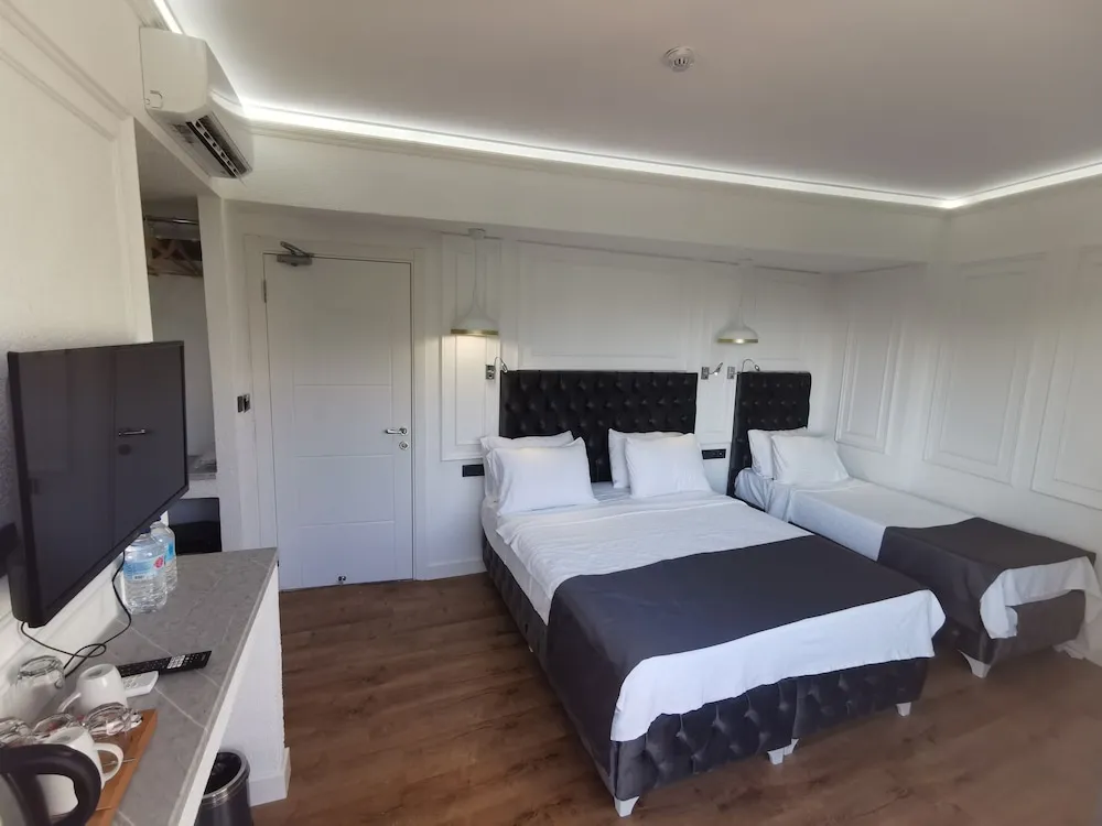 KALE VE DENIZ MANZARALI BALKONLU UC KISILIK ODA