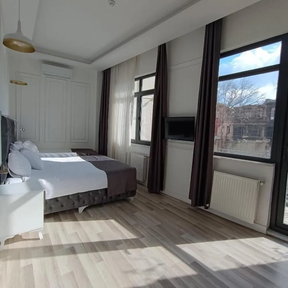 Balkonlu Uc Kisilik Oda