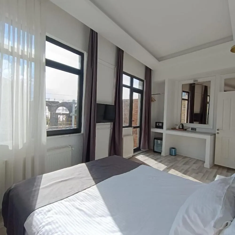 Balkonlu Uc Kisilik Oda