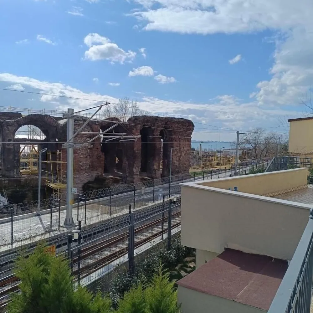 Balkonlu Uc Kisilik Oda