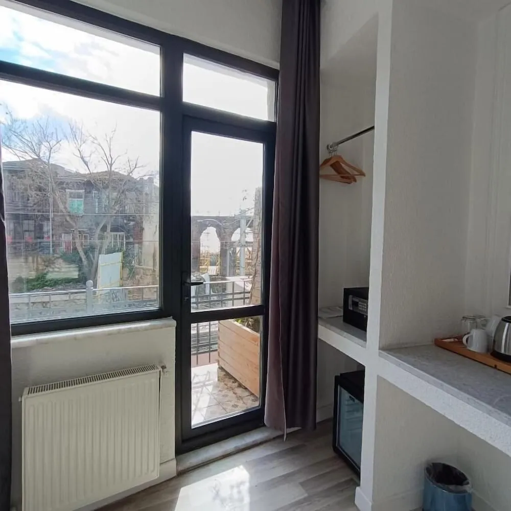 Balkonlu Uc Kisilik Oda