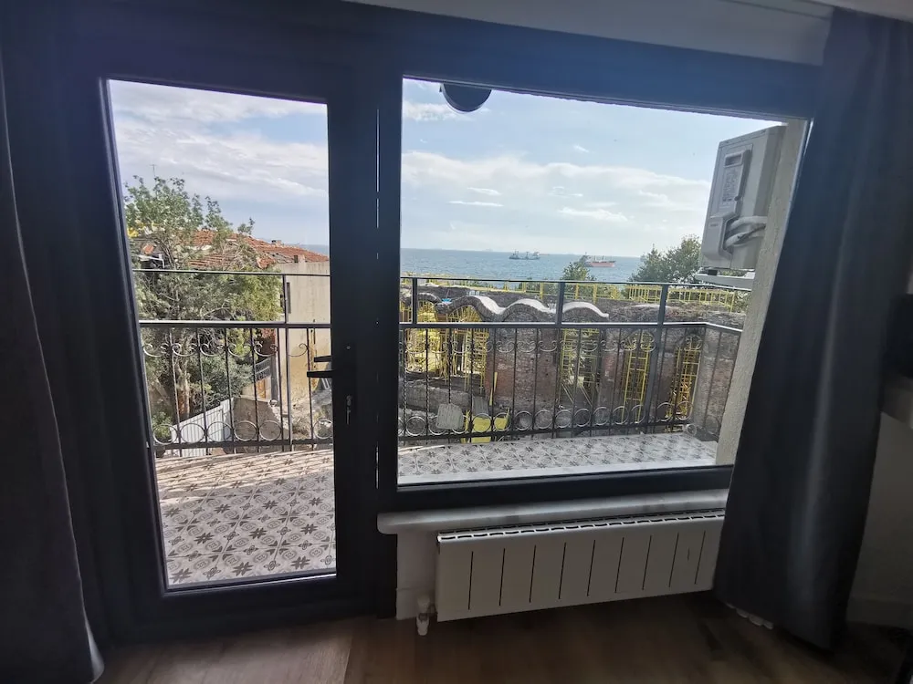 KALE VE DENIZ MANZARALI BALKONLU CIFT KISILIK ODA