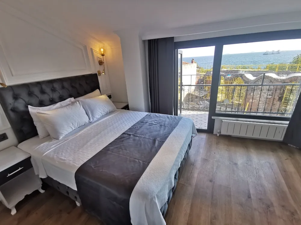 KALE VE DENIZ MANZARALI BALKONLU CIFT KISILIK ODA