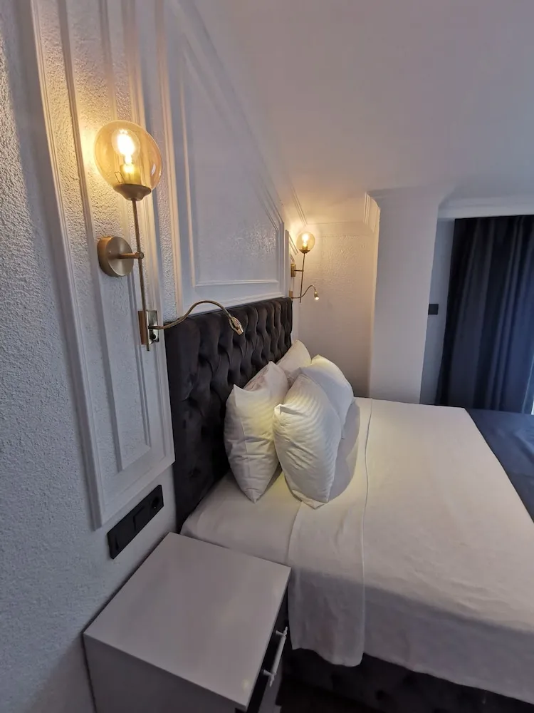 KALE VE DENIZ MANZARALI BALKONLU CIFT KISILIK ODA