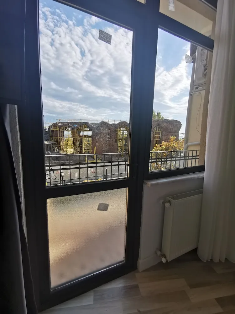 KALE VE DENIZ MANZARALI BALKONLU CIFT KISILIK ODA