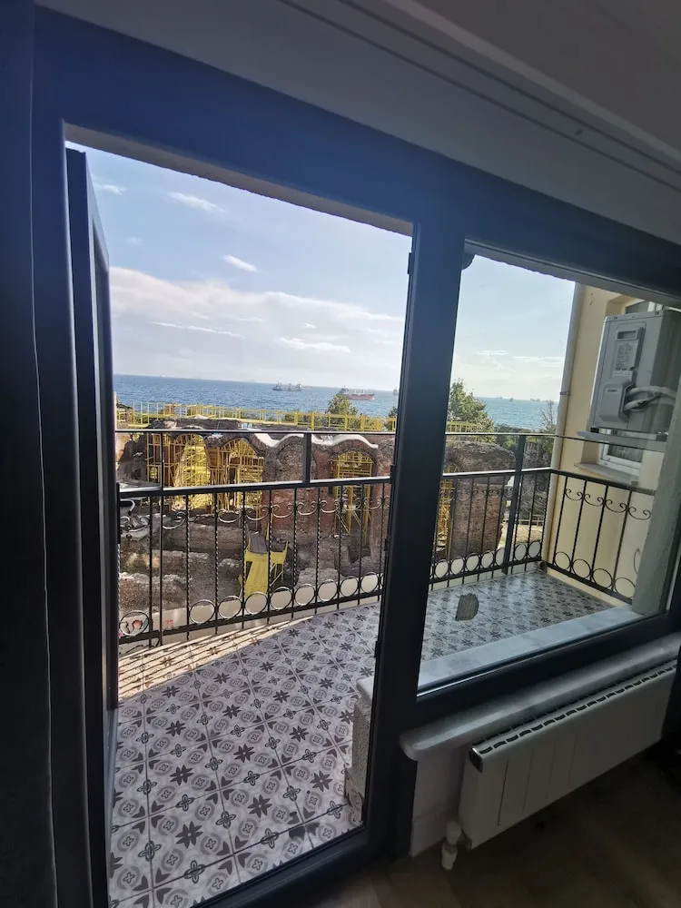 KALE VE DENIZ MANZARALI BALKONLU CIFT KISILIK ODA
