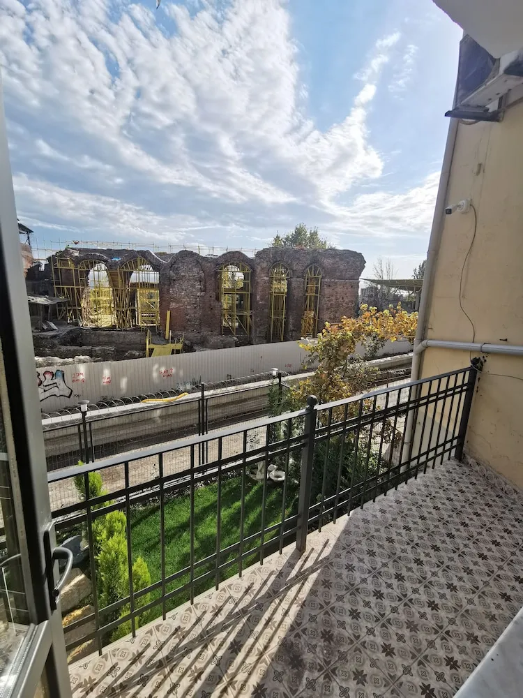 KALE VE DENIZ MANZARALI BALKONLU CIFT KISILIK ODA